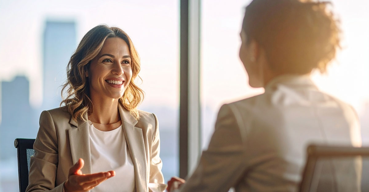 Bild einer Frau, die sich am Unterhalten ist.