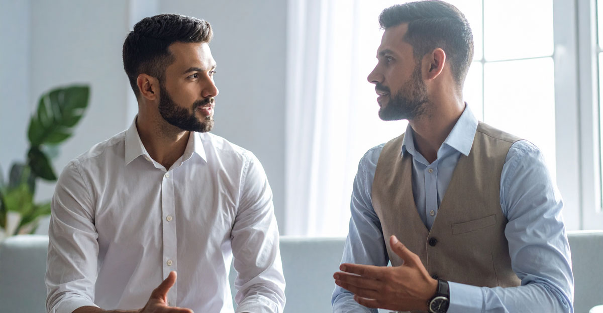 Bild zweier Männer, die sich unterhalten